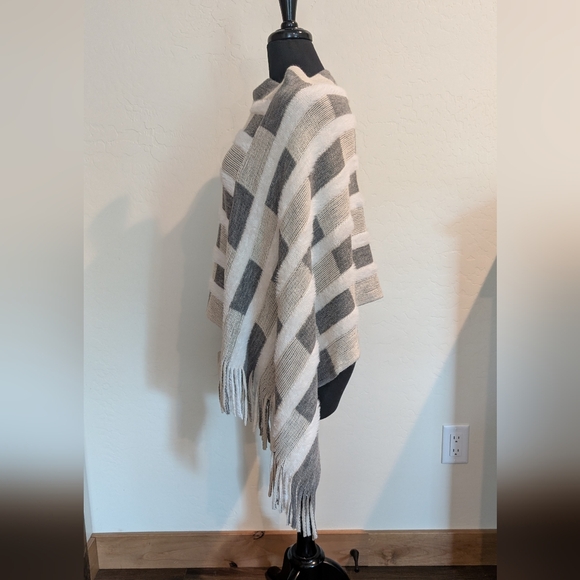 NWT Fadivo New York Soft Pull Over Poncho Shawl OS Tan, Gray, White - Picture 7 of 12
